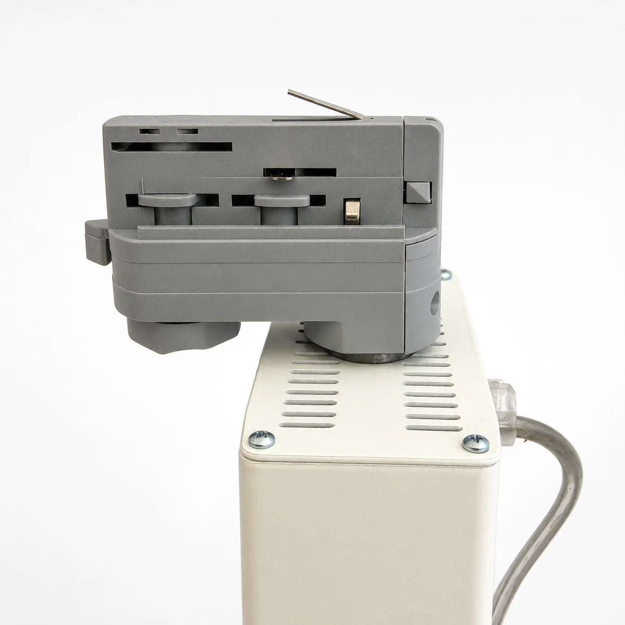 Relco Axolute 1 LED 3-Phasen-Strahler in Weiß, Detailansicht des grauen Schienenadapters und des Gehäuses