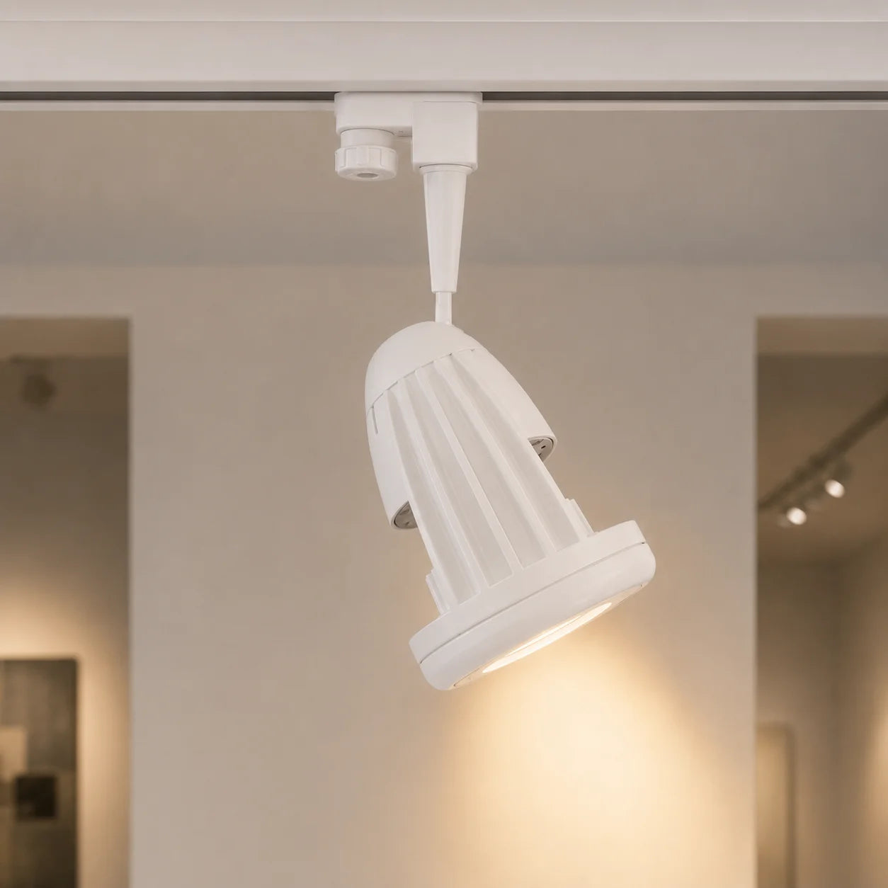 Relco SYRMA LED Schienenstrahler im Einsatz mit warmweißem Licht und 45 Grad Abstrahlwinkel