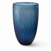 Schmale blaue Glasvase Dinah, 28 cm hoch, mundgeblasen und handgeschliffen mit dekorativem Wellenmuster auf weißem Hintergrund