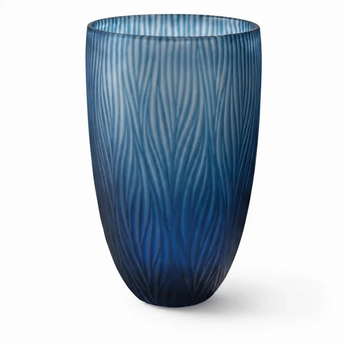 Schmale blaue Glasvase Dinah, 28 cm hoch, mundgeblasen und handgeschliffen mit dekorativem Wellenmuster auf weißem Hintergrund