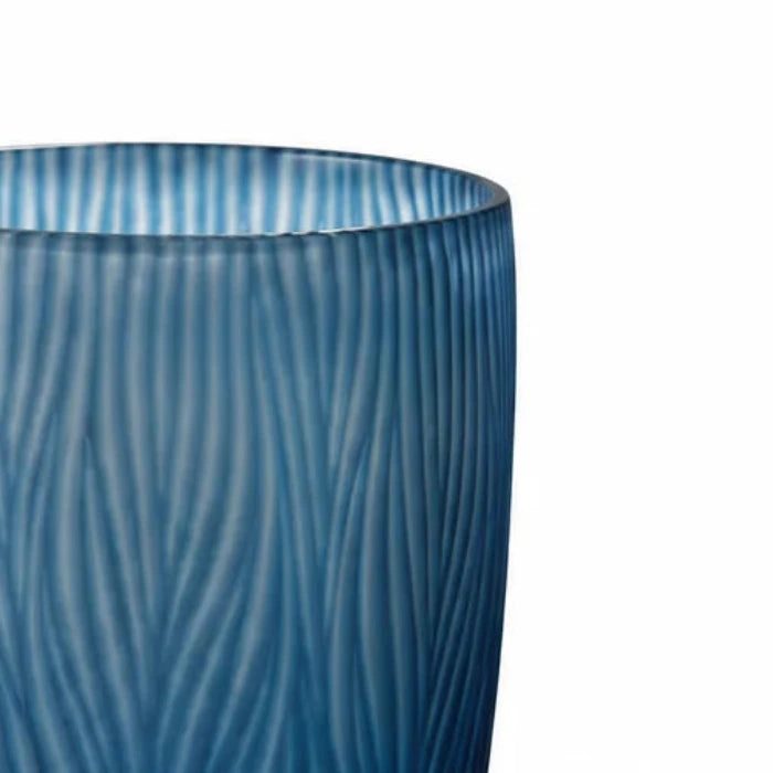 Detailansicht der blauen Glasvase Dinah mit handgeschliffenem Wellenmuster und strukturierter Glasoberfläche