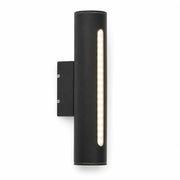 Schwarze zylindrische LED-Wandleuchte mit eingeschaltetem vertikalem Lichtstreifen auf weißem Hintergrund