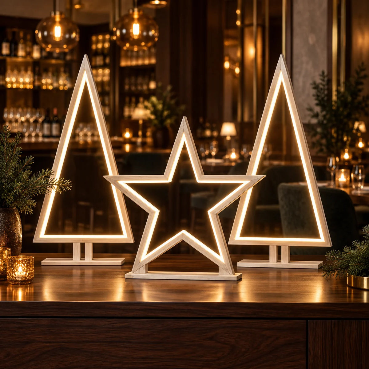 Sompex Pine und Lucy LED-Weihnachtsdeko in einer eleganten Restaurant-Bar