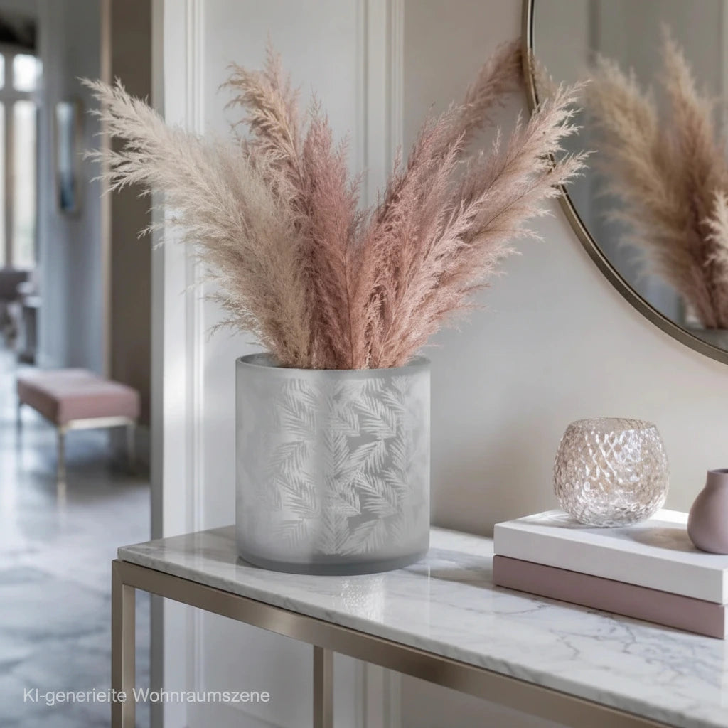 Sompex Awhia Vase aus weiß-silbernem Glas mit Pampasgras auf einer modernen Konsole im Flur