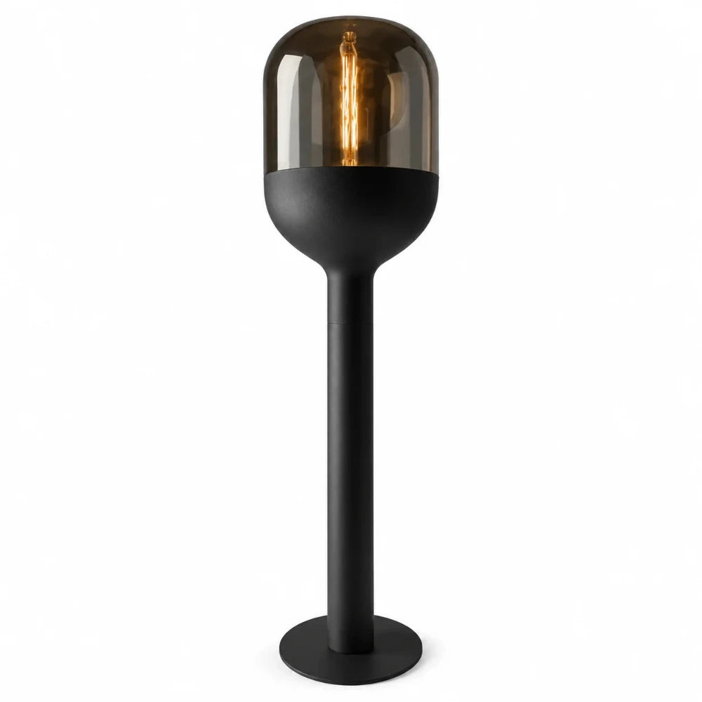 Sompex DOME Stehlampe 120 cm in Schwarz mit amberfarbenem mundgeblasenem Glas und warm leuchtendem Leuchtmittel vor weißem Hintergrund.