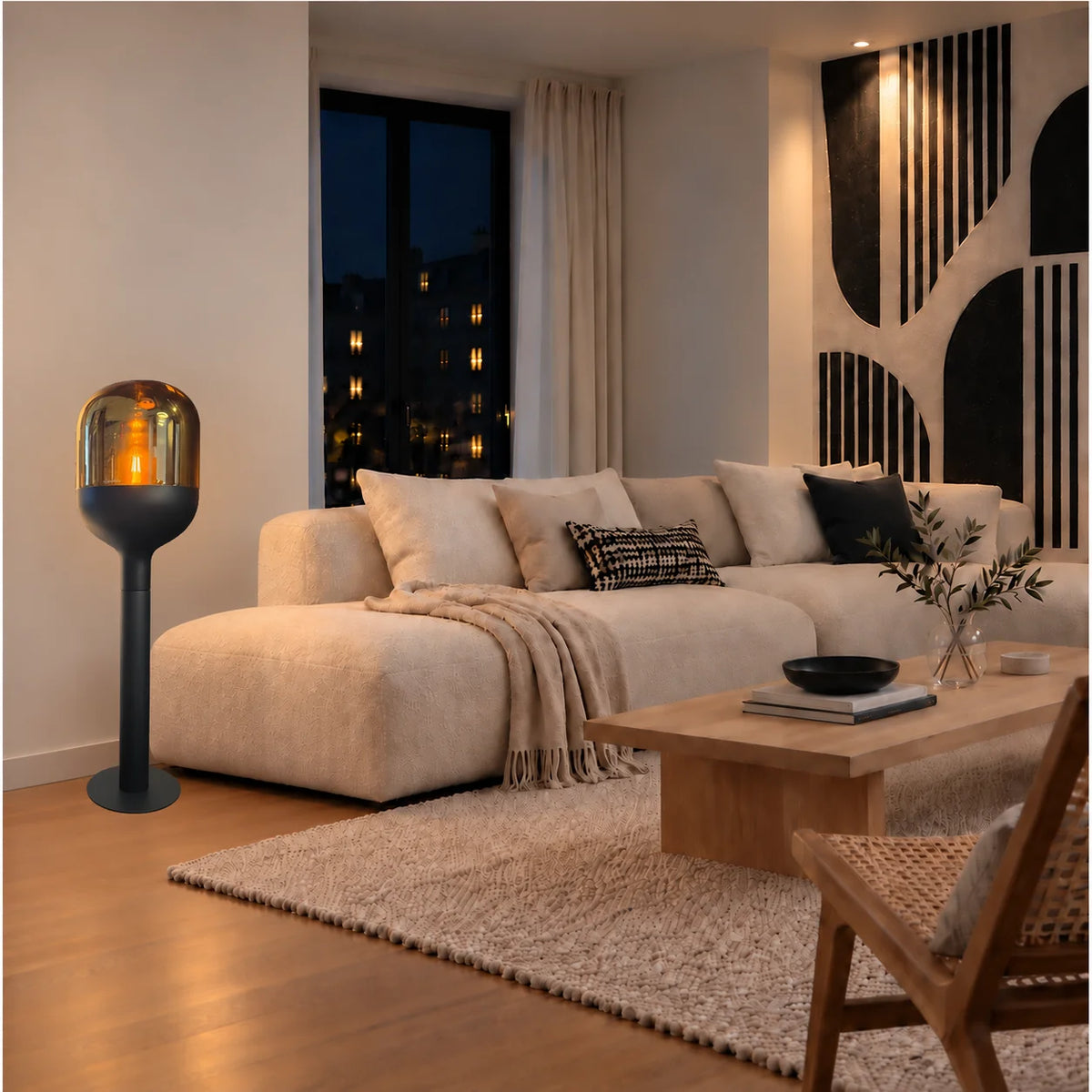 Sompex DOME Stehlampe in Schwarz mit amberfarbenem Glas und warmem Licht in einem modernen Wohnzimmer bei Nacht