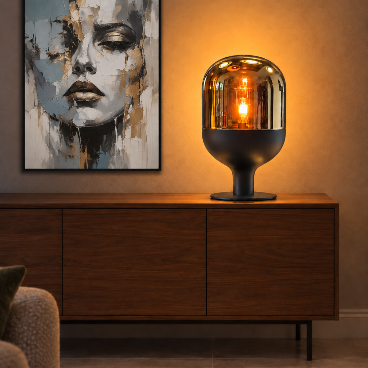 Sompex Dome Tischlampe mit amberfarbenem Glasschirm auf einem dunklen Holzsideboard im modernen Interieur.
