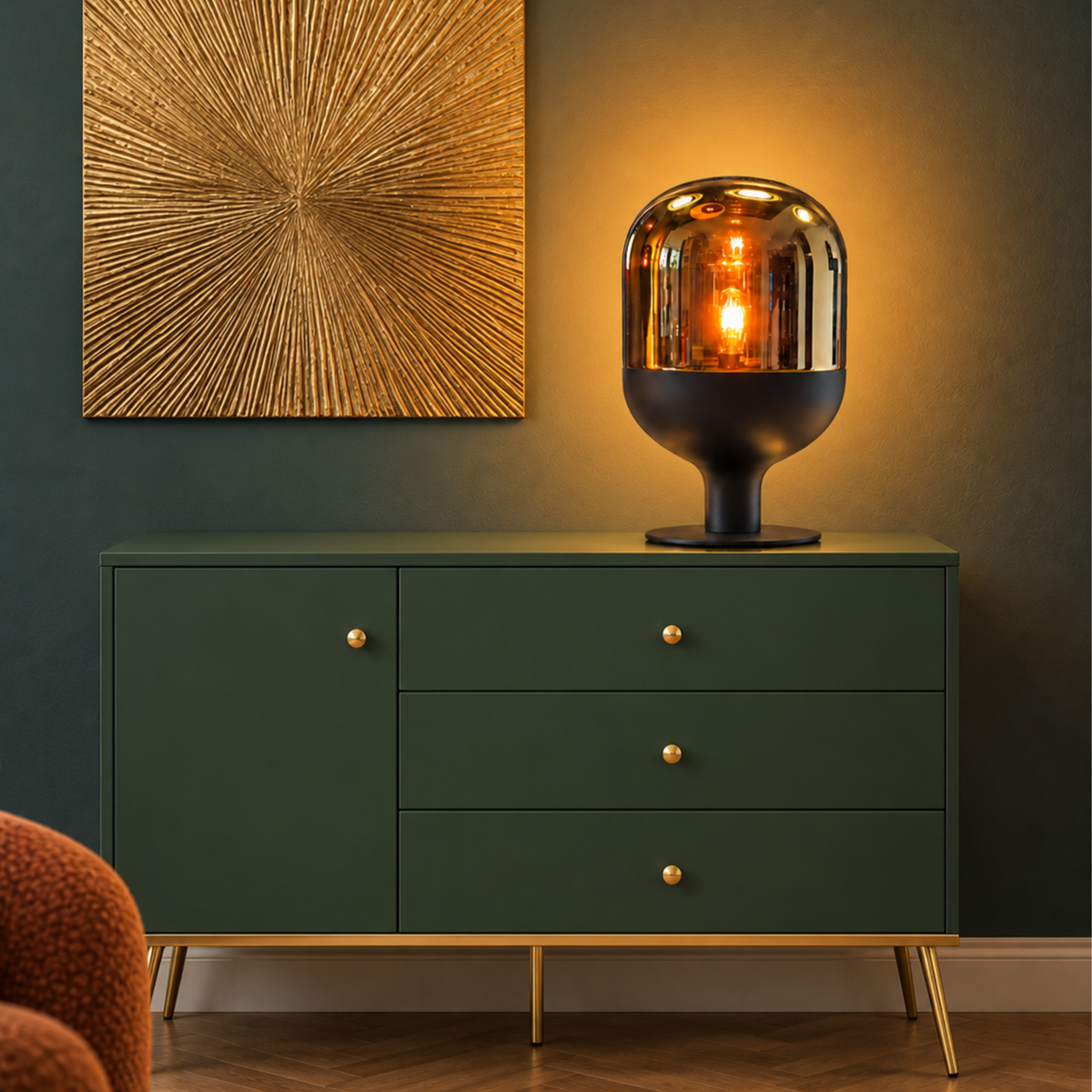 Sompex Dome XXL Tischlampe aus amberfarbenem Glas auf einer grünen Kommode als dekorative Wohnzimmerbeleuchtung.