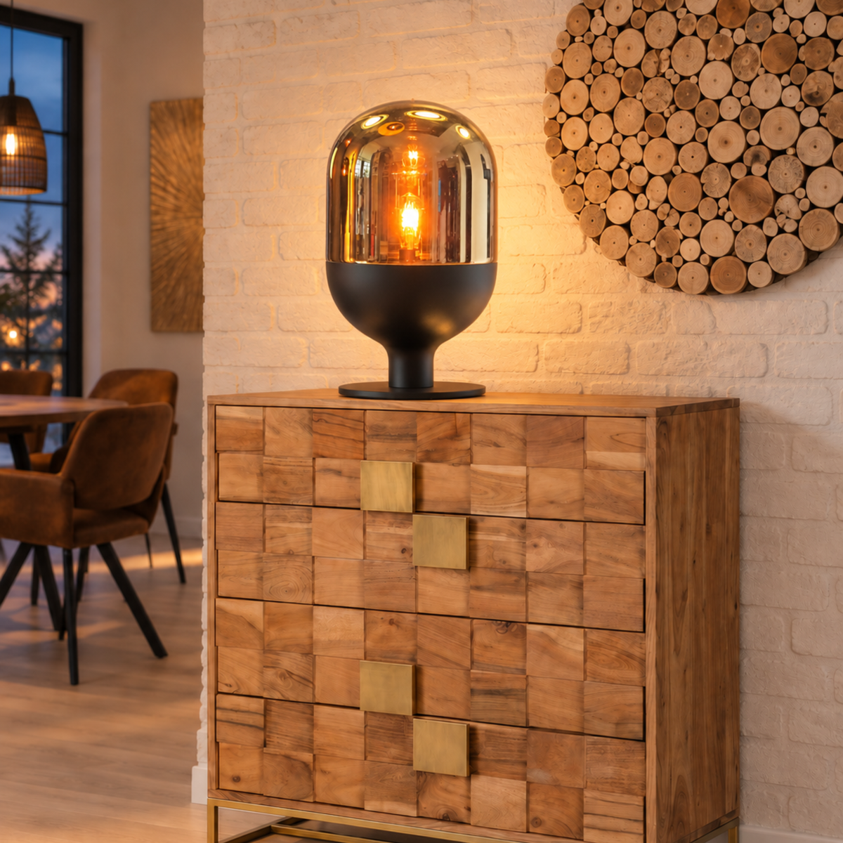 Sompex Dome XXL Tischlampe in Amber auf einer Holzkommode im modernen Wohnbereich.