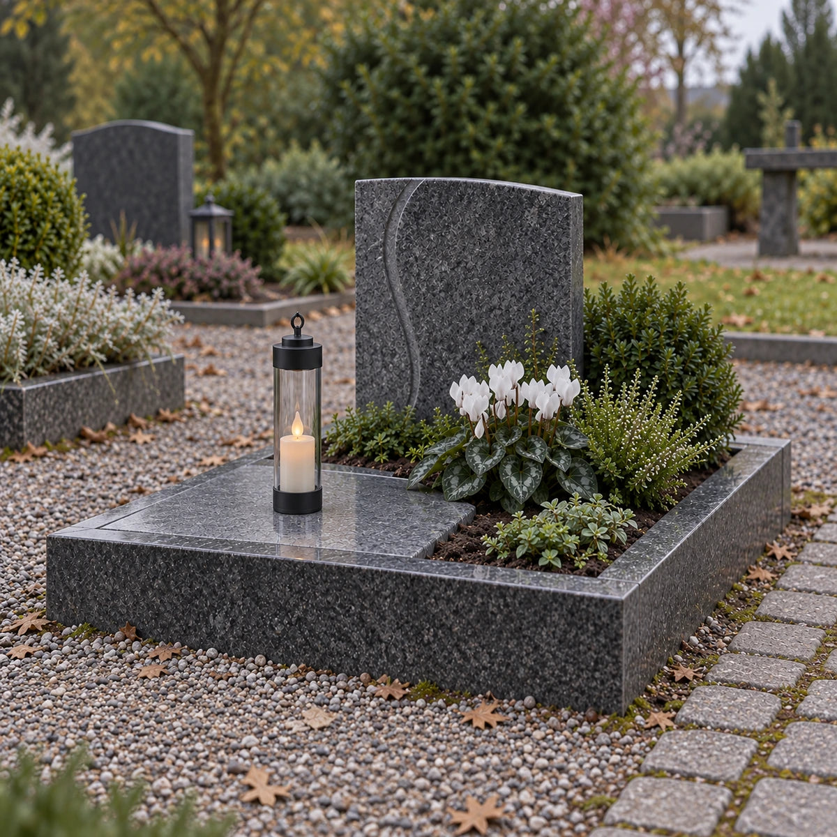 Sompex Elle Grablicht in Schwarz mit Klarglas auf einem Urnengrab; LED-Kerzen nicht enthalten