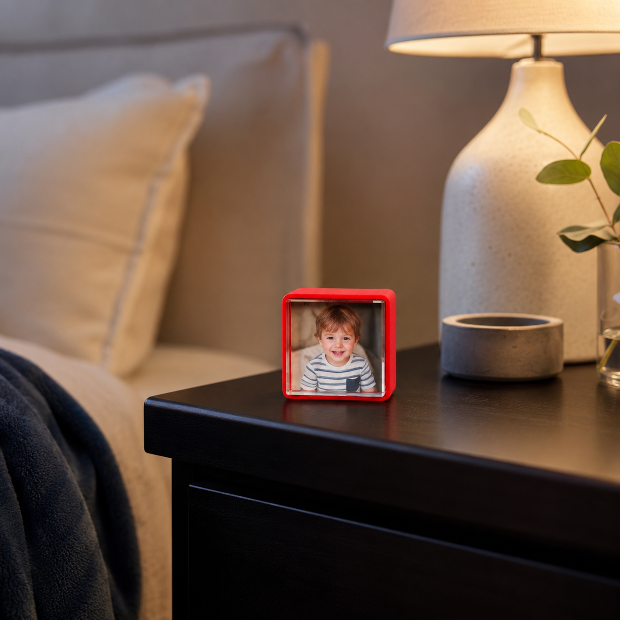 Roter Sompex Mini Bilderrahmen mit Kinderfoto.