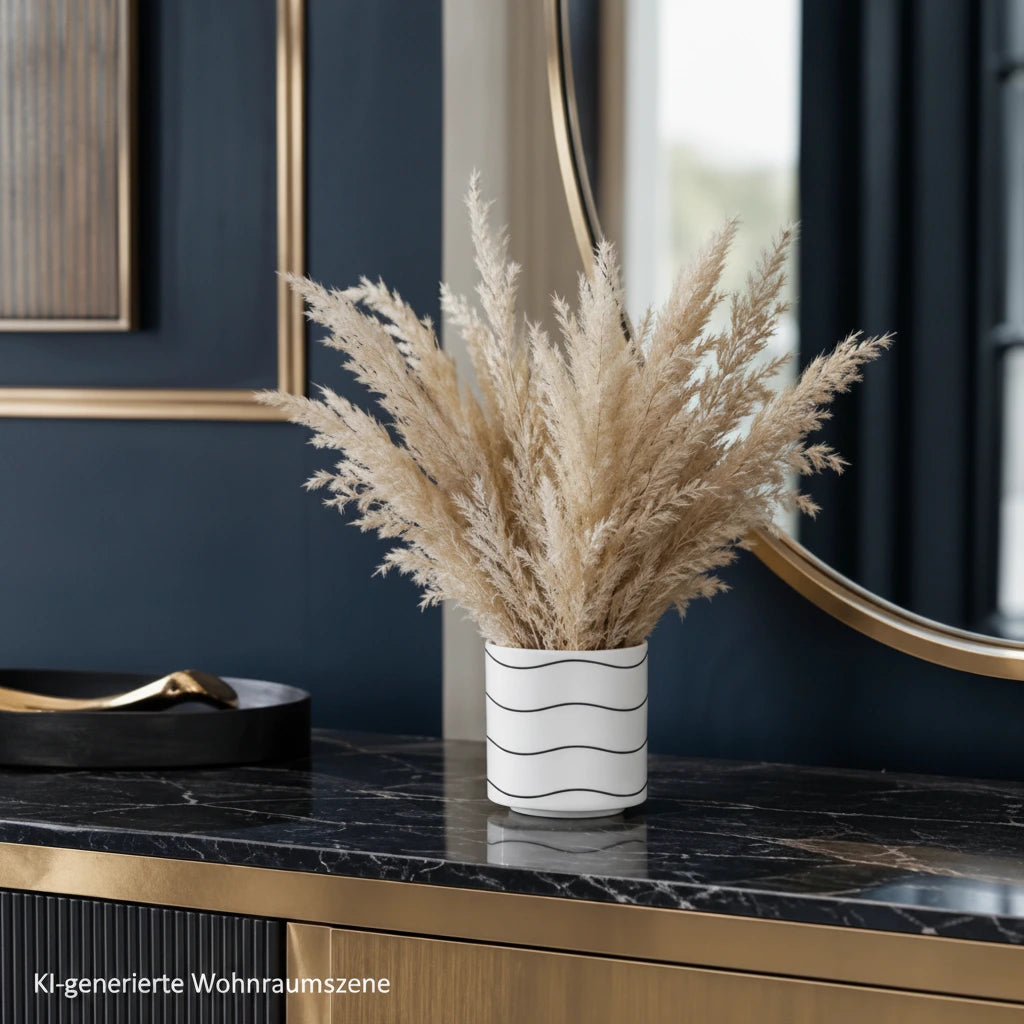Kleine weiße Sompex Porzellan-Vase mit Pampasgras auf einer eleganten Konsole im dunkelblauen und goldenen Eingangsbereich