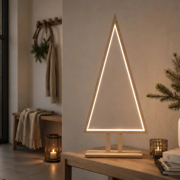 Sompex Pine Wood LED-Tannenbaum-Tischlampe aus hellem Holz mit warmweißem Licht in weihnachtlichem Wohnambiente.