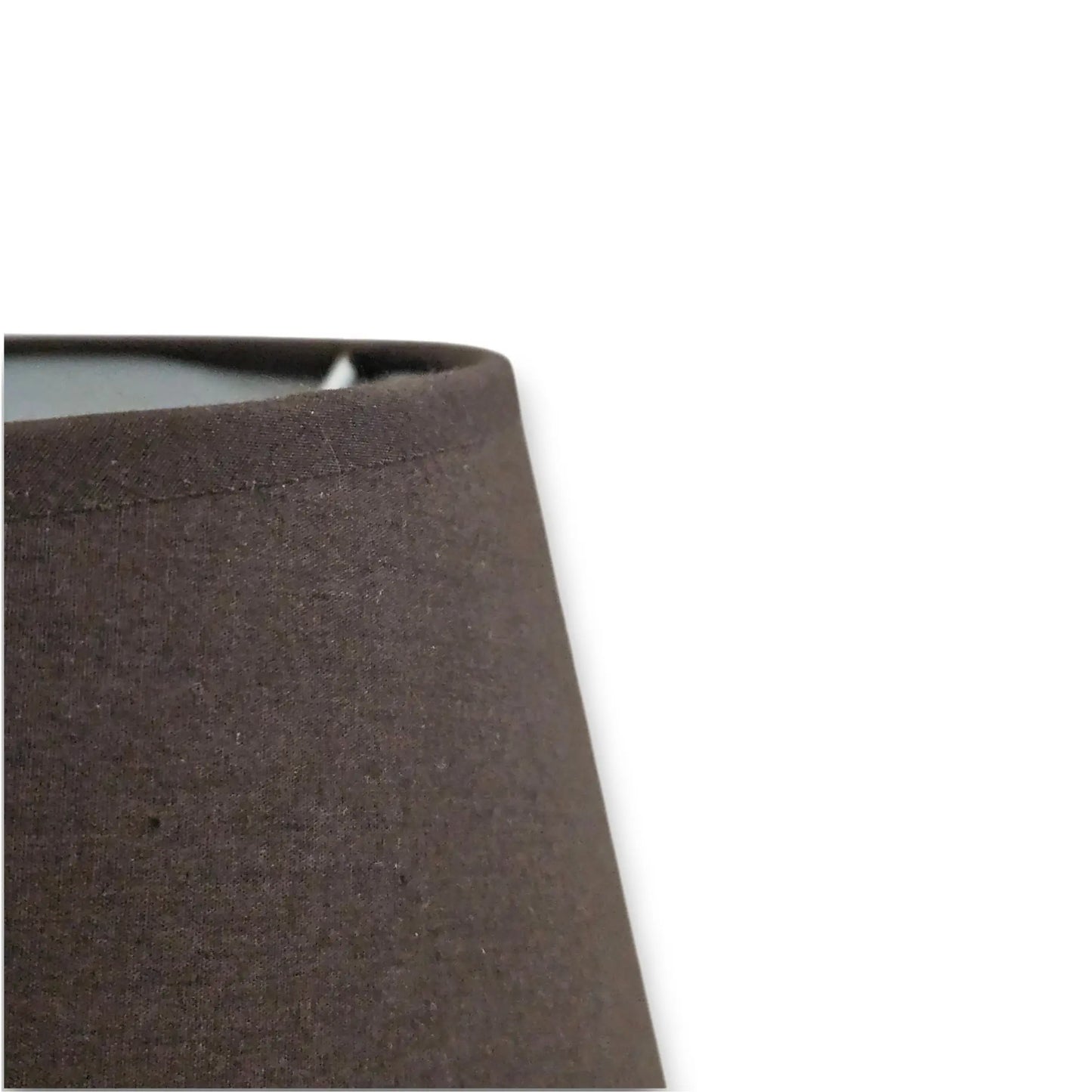Detailaufnahme des braunen Lampenschirms aus Baumwolle (Artikel 5825-883) mit sichtbarer Gewebestruktur, matter Oberfläche und sauber verarbeitetem oberen Rand.