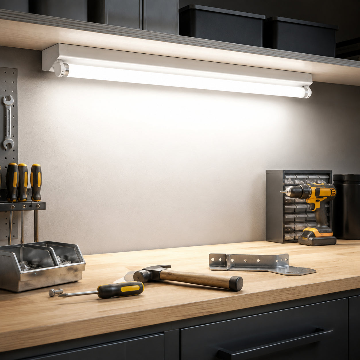 T8 Lichtleiste als helle Unterbauleuchte in der Werkstatt