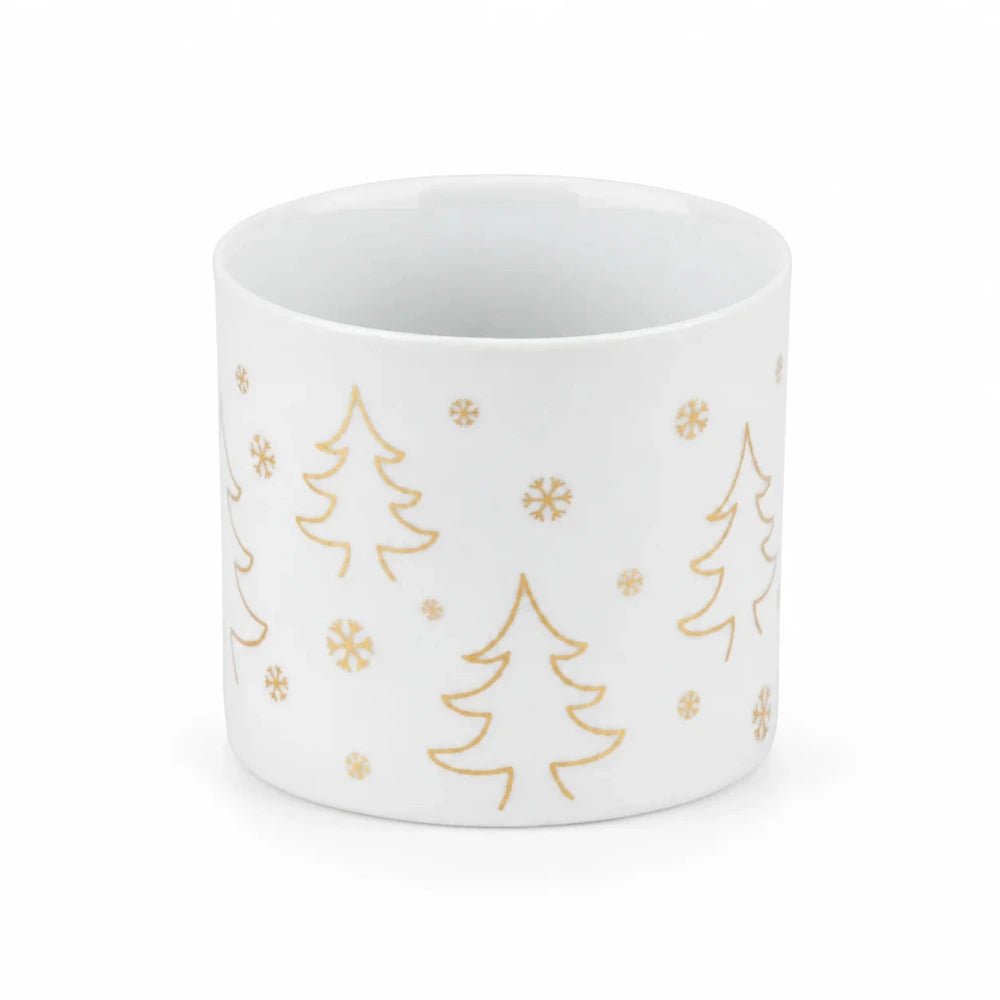 Weißes Teelichtglas aus Porzellan mit goldfarbenem Tannenbaum- und Schneeflocken-Motiv auf weißem Hintergrund.