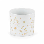 Weißes Teelichtglas aus Porzellan mit goldfarbenem Tannenbaum- und Schneeflocken-Motiv auf weißem Hintergrund.