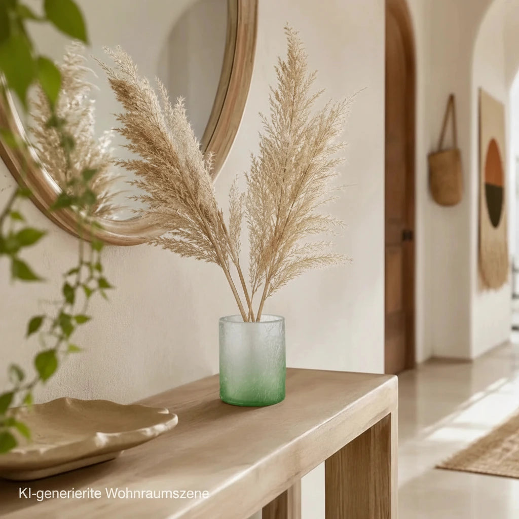 Grüner Crush Glas Teelichthalter von Sompex als kleine Vase mit Pampasgras auf einer Konsole im Boho-Flur