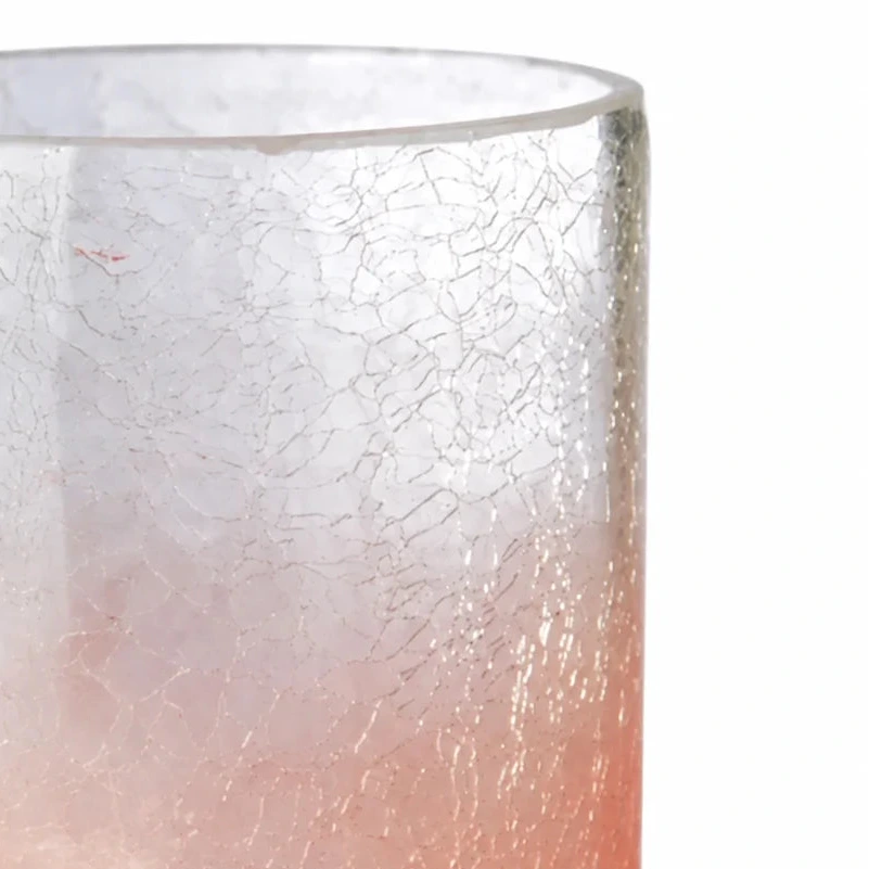 Detailansicht des pinken Sompex Teelichthalters aus Crush Glas mit Farbverlauf und feiner Krakelee-Struktur