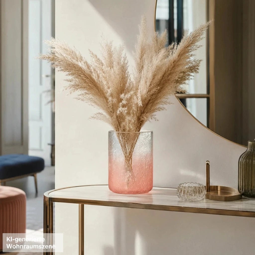 Pinker Crush Glas Teelichthalter von Sompex mit Pampasgras auf einer Konsole im modernen Flur