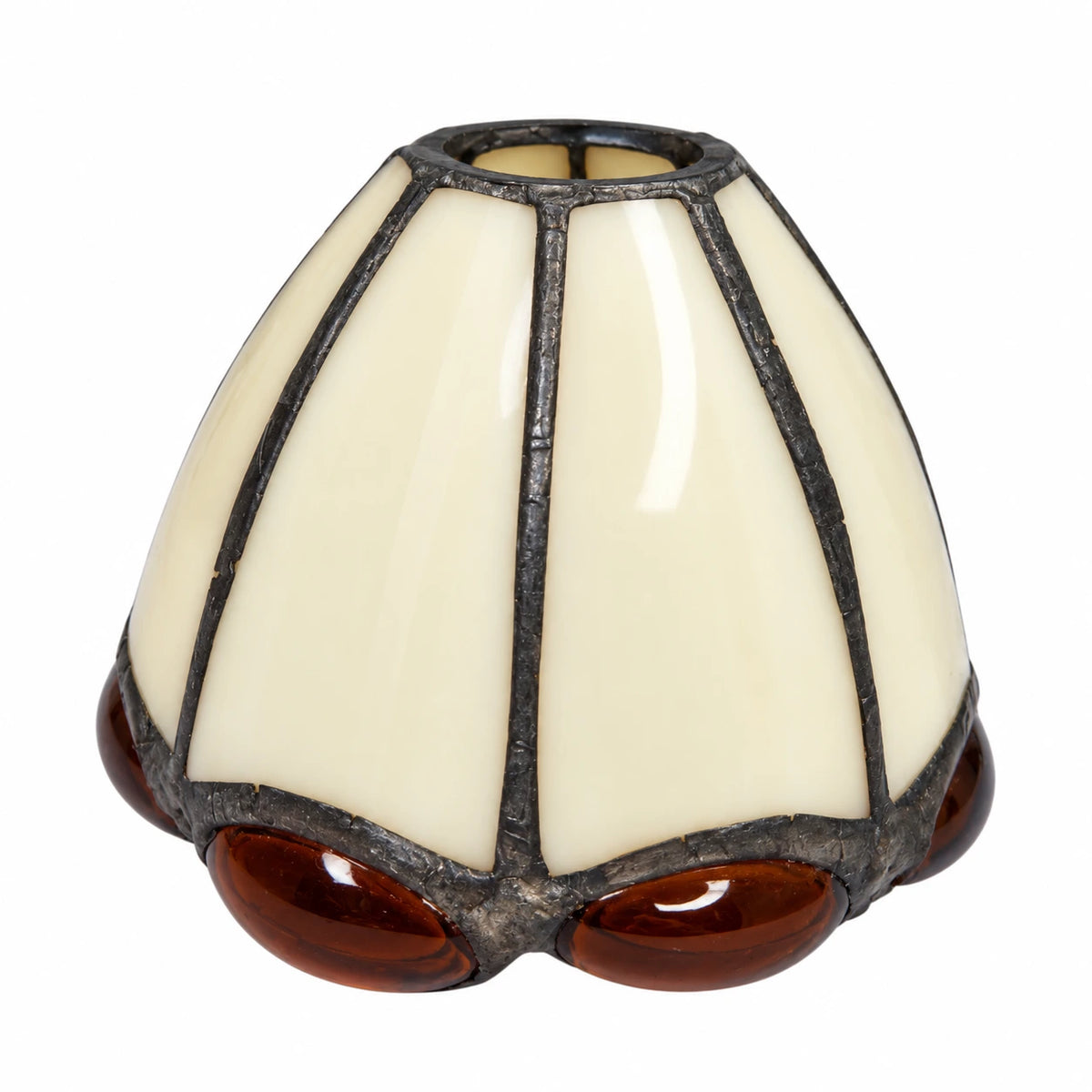 Tiffany Lampenglas in Creme mit bernsteinbraunen Glasornamenten und dunkler Metalleinfassung im Jugendstil