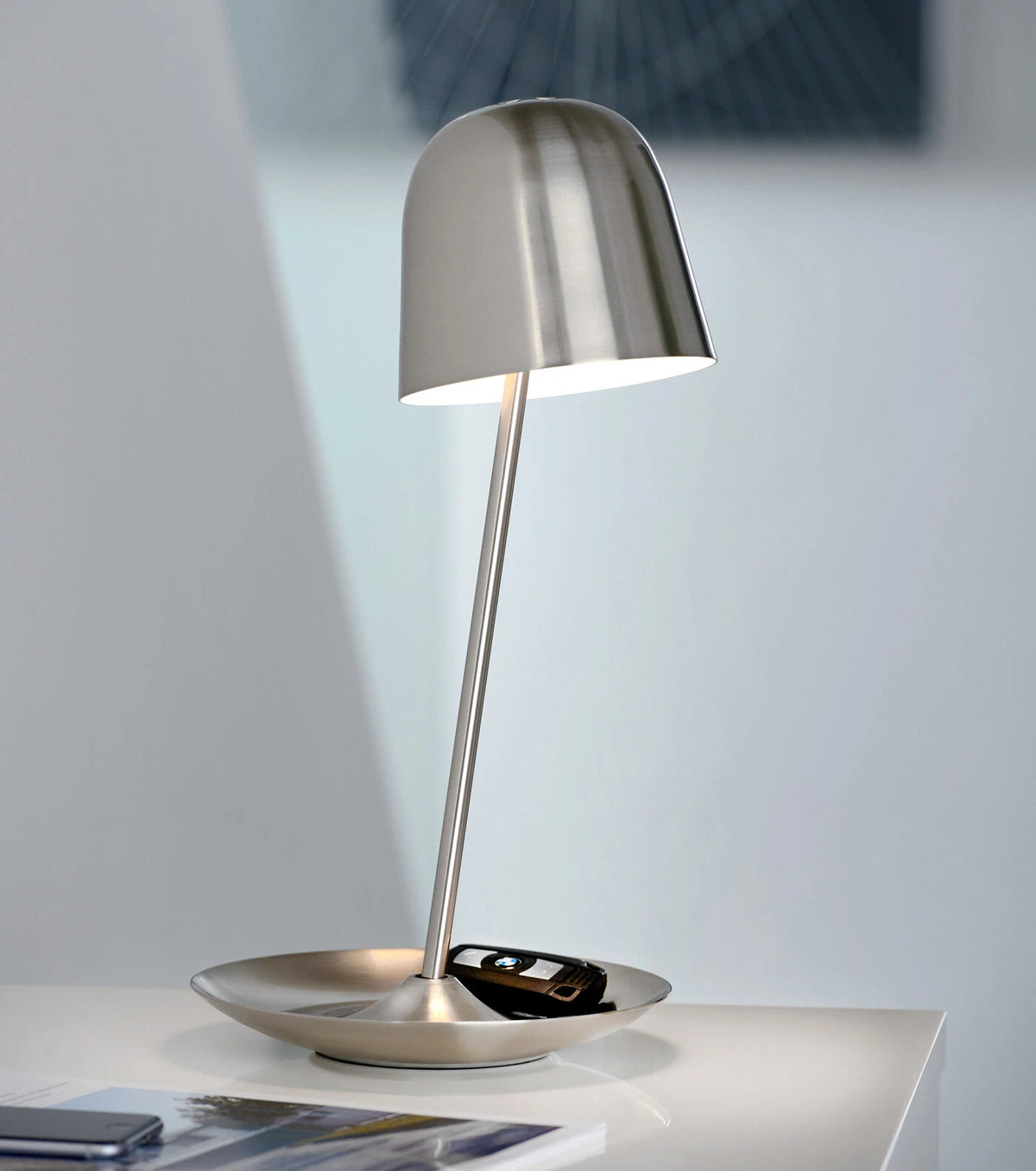 Retro Tischlampe Pirol von Sompex mit bronzefarbener Metalloberfläche und dekorativer Ablageschale