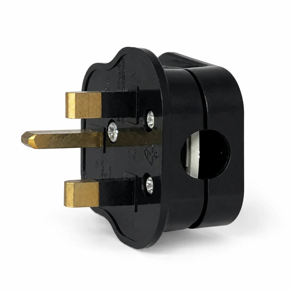 UK-Stecker Typ G in Schwarz aus seitlicher Perspektive mit drei goldfarbenen Kontaktstiften und seitlicher Kabelöffnung.