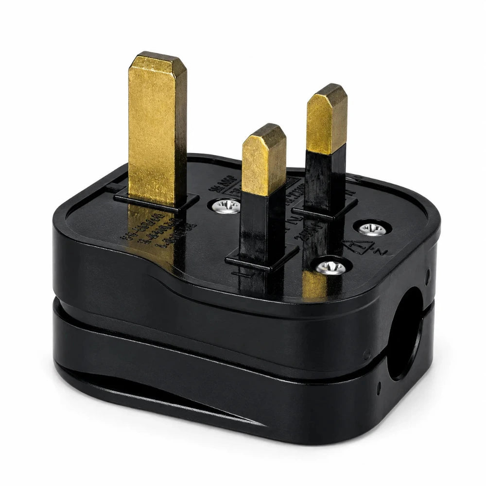 Schwarzer UK-Stecker Typ G mit drei rechteckigen Kontaktstiften in schräger Studioansicht auf weißem Hintergrund.