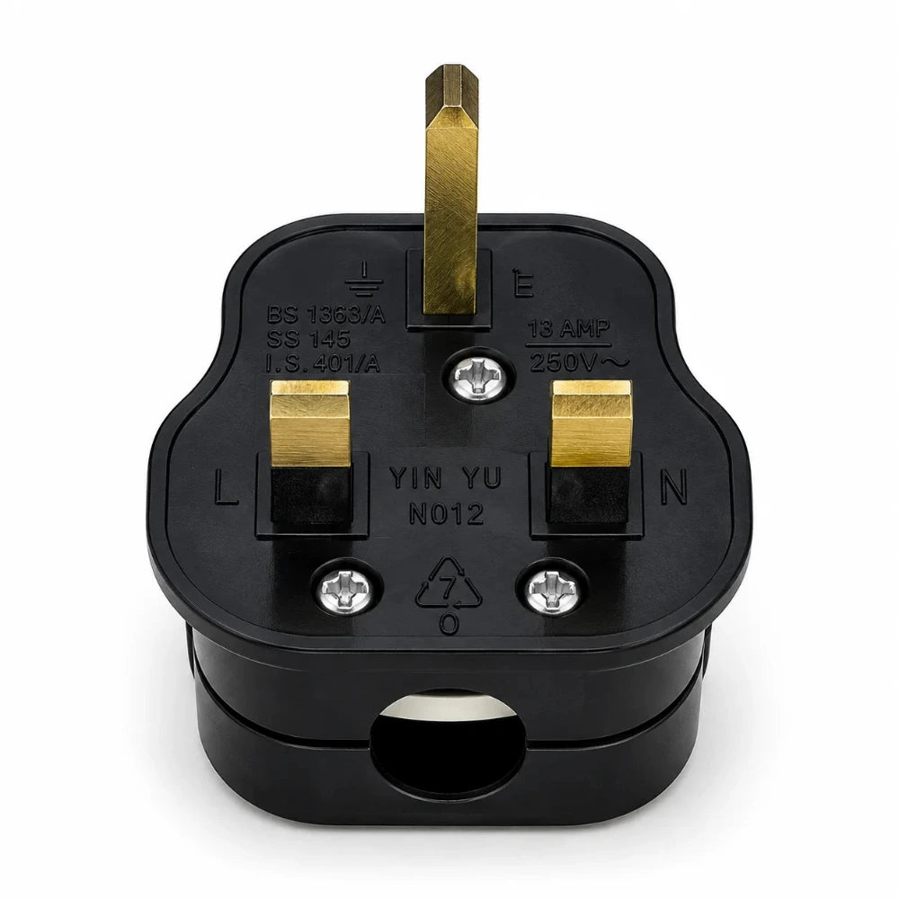Schwarzer UK-Stecker Typ G nach BS 1363 in gerader Frontansicht mit drei rechteckigen Kontaktstiften.