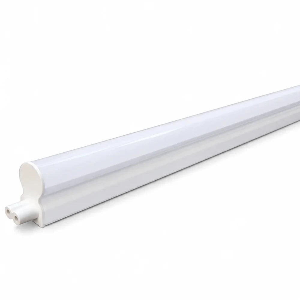 Detailansicht der weißen Vesio LED-Lichtleiste mit Lichtabdeckung, Gehäuse, Anschluss und integriertem Ein-Aus-Schalter.