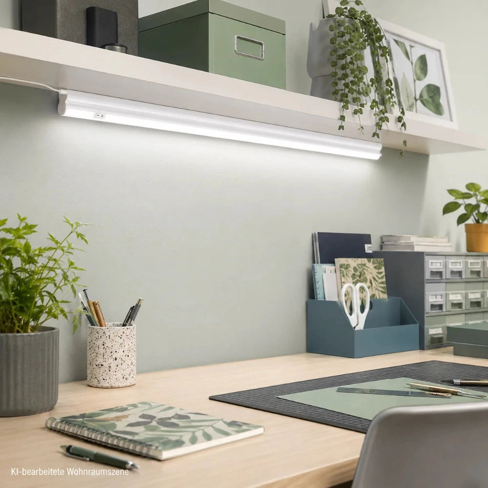 Vesio LED-Lichtleiste 60 cm unter einem Wandregal zur Beleuchtung eines modernen Arbeitsplatzes