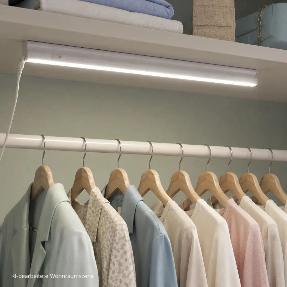 Vesio LED-Lichtleiste 60 cm als Beleuchtung unter einem Regal im modernen Einkleideraum