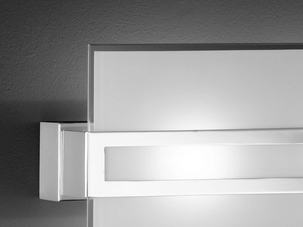 Elegante LED Wandlampe Chrom mit rechteckigem weißem Glasschirm, klarem Glasrand und warmweißer Beleuchtung