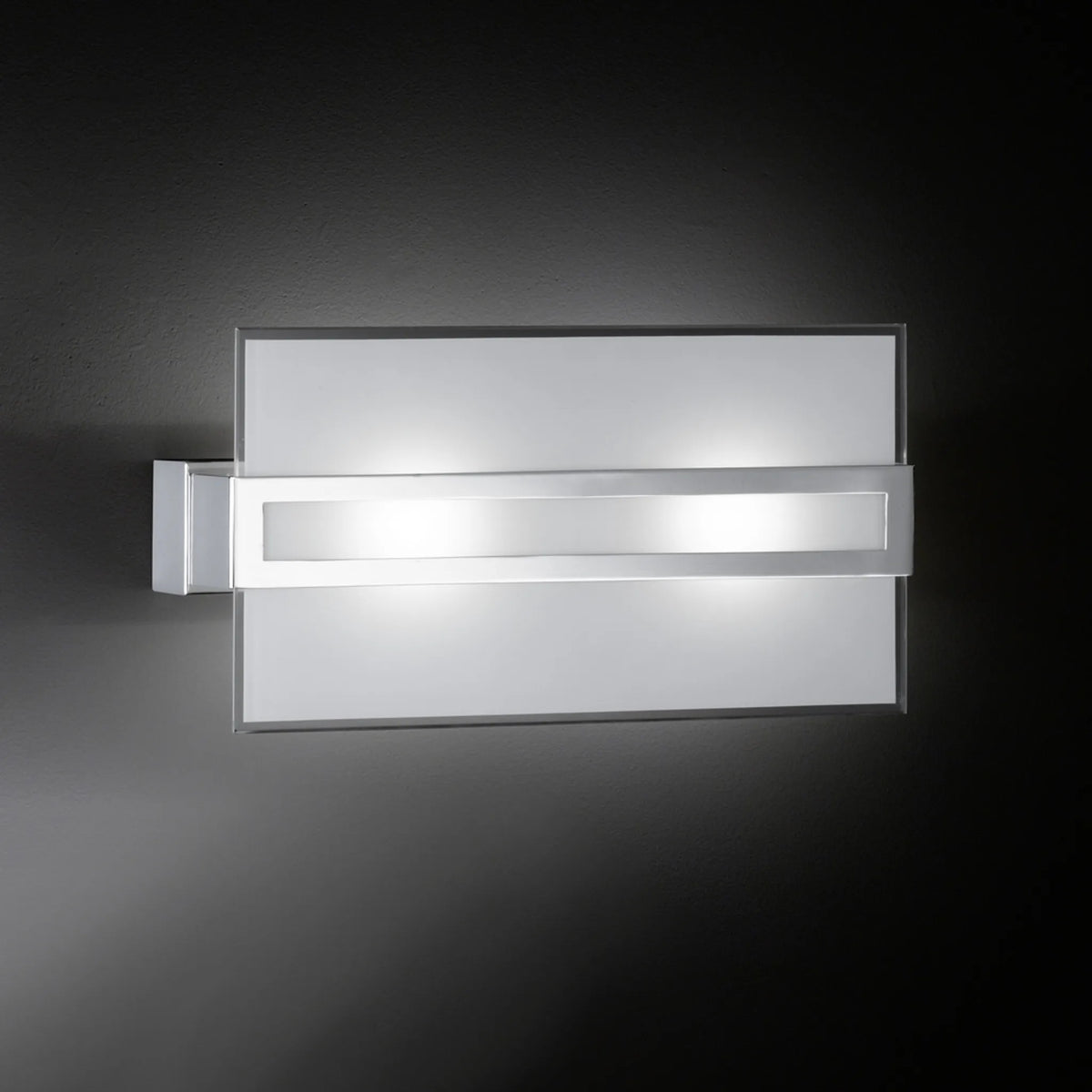 Moderne LED Wandleuchte Honsel Luz in Chrom mit weißem Glas und klarem Rand, warmweiß leuchtend auf dunkler Wand