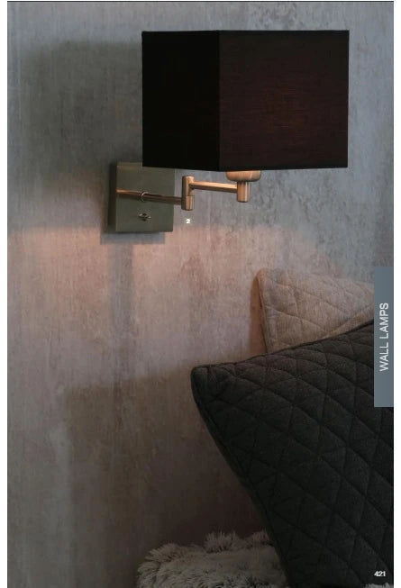 Wandlampenarmatur mit Lampenschirm und ausfahrbaren Lampenarm als Leselampe am Bett