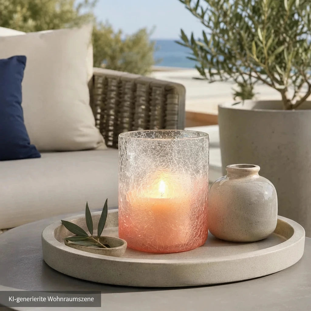 Sompex Windlicht aus pinkem Crush Glas mit leuchtender Kerze auf einem Dekotablett auf der Terrasse