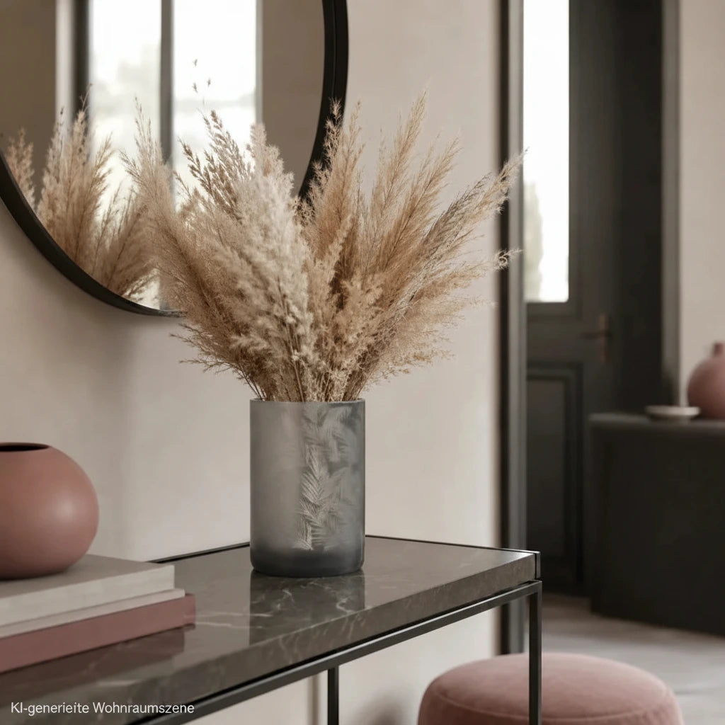 Windlicht Vase aus grauem Glas mit silberner Innenseite als moderne Dekoration in Flur