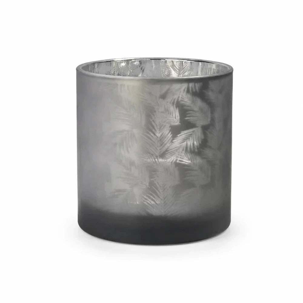 Windlicht Vase aus grau-silbernem Glas mit dekorativem Farn- und Blattmuster auf weißem Hintergrund