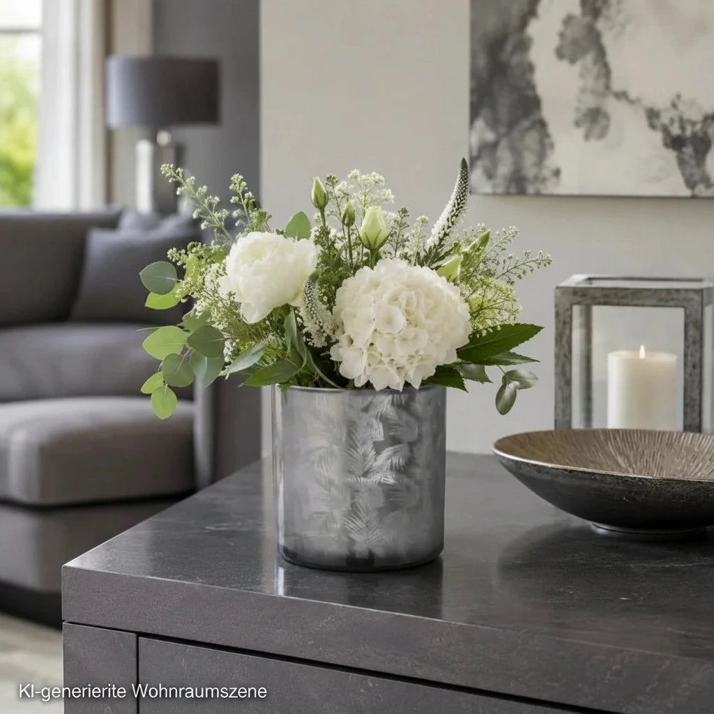 Grau-silberne Windlicht Vase aus Glas mit weißem Blumenstrauß auf modernem Sideboard im Wohnzimmer