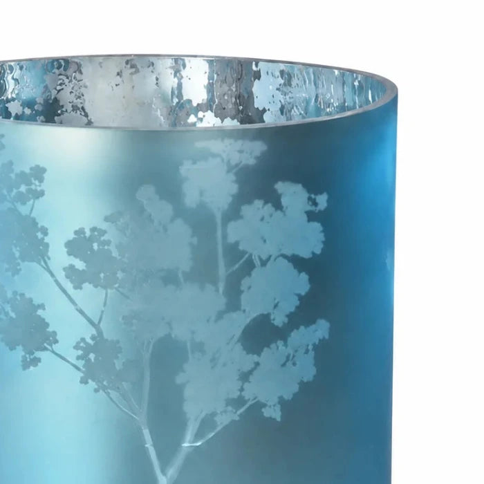 Detailaufnahme der Windlicht Vase aus blauem Glas mit silberfarbener Innenseite und floralem Blumenmuster, 24,5 cm hoch und 24,5 cm Durchmesser, auf weißem Hintergrund.