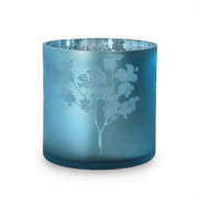 Windlicht Vase Übertopf aus Glas in Blau-Silber mit floralem Blumenmuster, zylindrische Form, 24,5 cm hoch und 24,5 cm Durchmesser, freigestellt auf weißem Hintergrund.