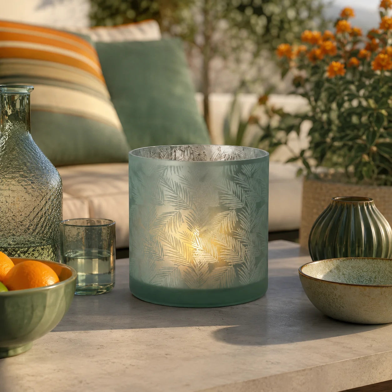 Windlicht Vase Übertopf aus Glas in Grün-Silber mit Farn- und Blattmuster, 20 cm, als Windlicht mit Kerze auf modernem Terrassentisch