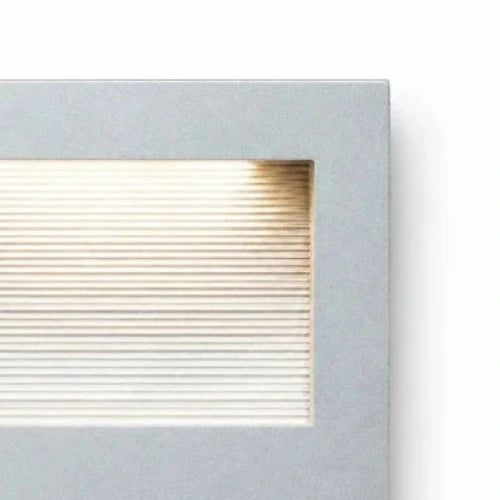 Detailansicht der eckigen LED Wandeinbauleuchte Stella mit geriffelter Lichtfläche und warmweißem Licht
