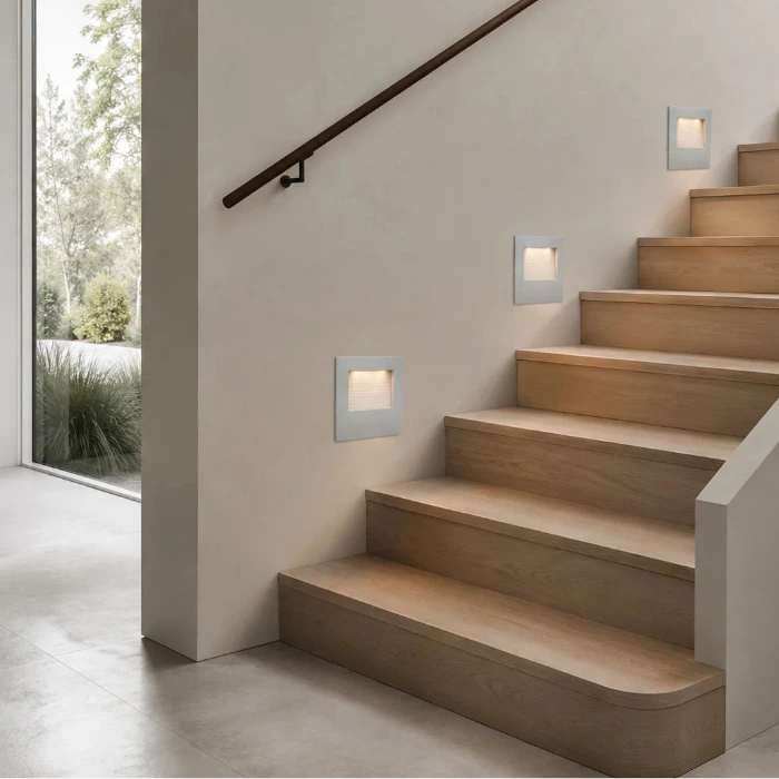 Drei LED Wandeinbauleuchten Stella entlang einer modernen Holztreppe mit warmweißem Licht