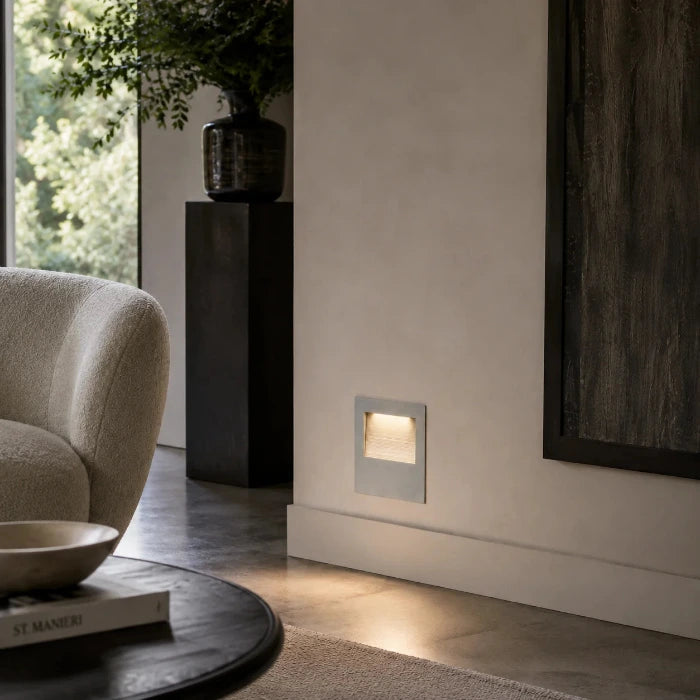 XXL LED Wandeinbauleuchte Stella in einem modernen Wohnzimmer, bodennah an der Wand montiert und warmweiß beleuchtet
