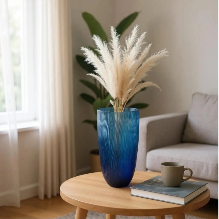 Schmale Glasvase Blau 28 cm – Mundgeblasen & handgeschliffen – Boho Deko-Vase mit Frost-Finish & Wellenmuster für Blumen & Pampasgras Schmale Glasvase Blau 28 cm – Mundgeblasen & handgeschliffen – Boho Deko-Vase mit Frost-Finish & Wellenmuster für Blumen & Pampasgras
